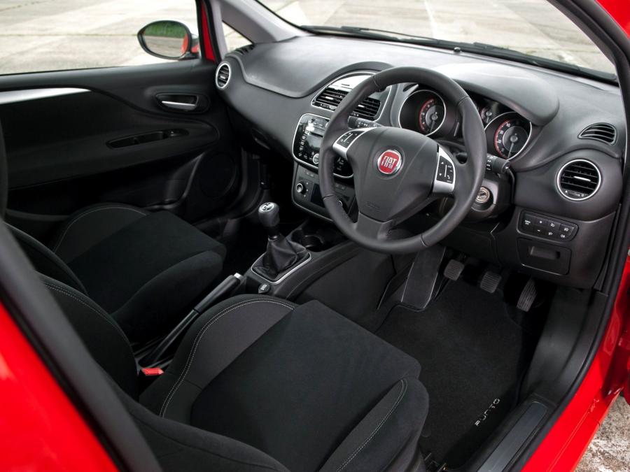  Fiat Punto 3-Door 2012 года  (UK) (фото 11 из 13)